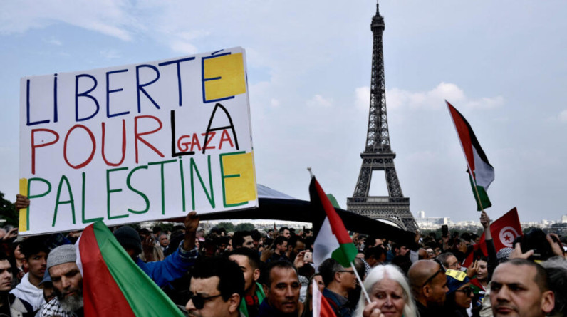 فرنسا: متظاهرون يطالبون بمنع مشاركة الاحتلال بمعرض أوروبي للدفاع والأمن